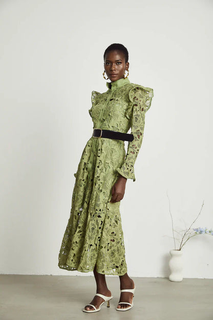Noémie blumenbesticktes Midi-Kleid in Grün