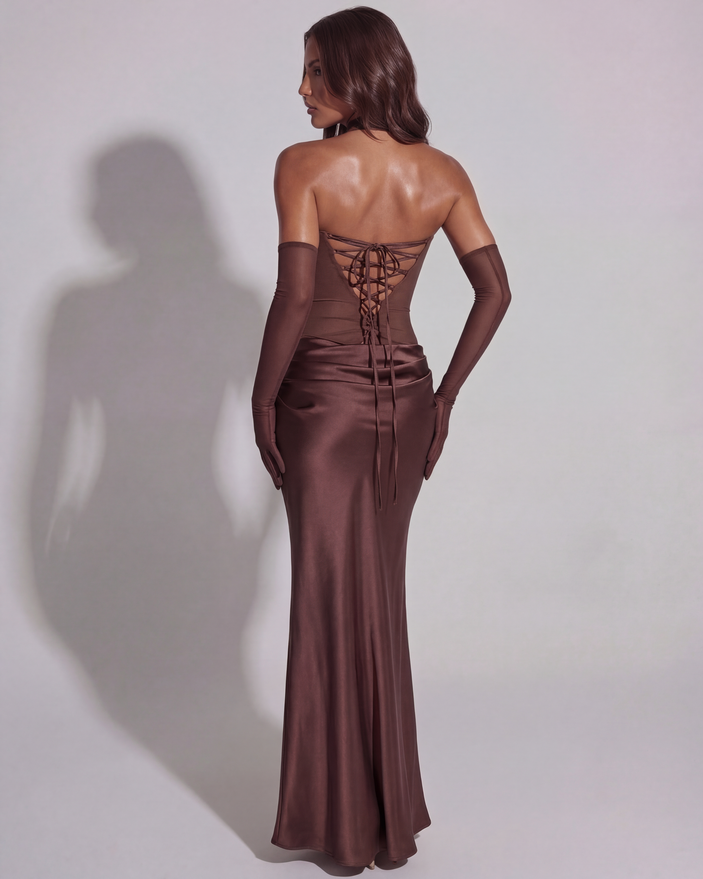 Satin langes Kleid mit drapiertem Ausschnitt