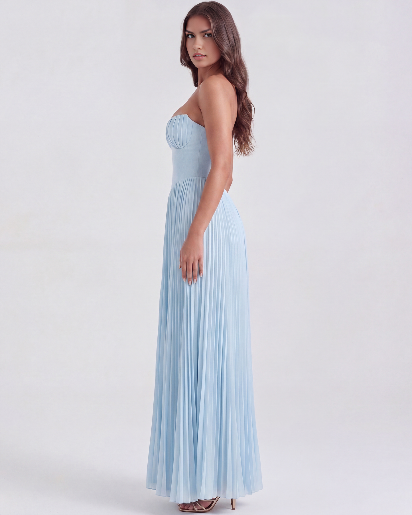 Langes plissiertes Kleid mit trägerlosem Ausschnitt