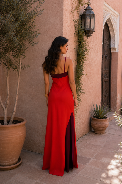 Langes Neckholderkleid mit Schlitz
