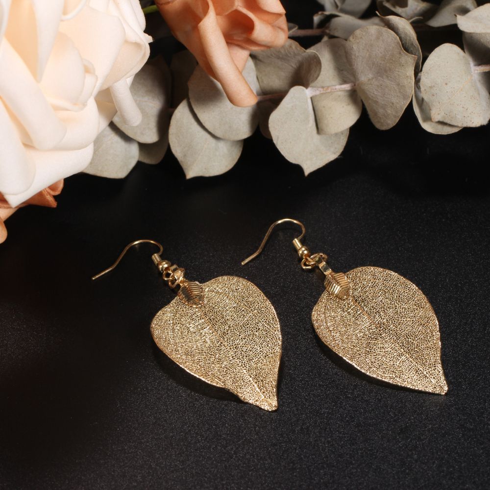 Ohringe mit goldenem Blattdesign