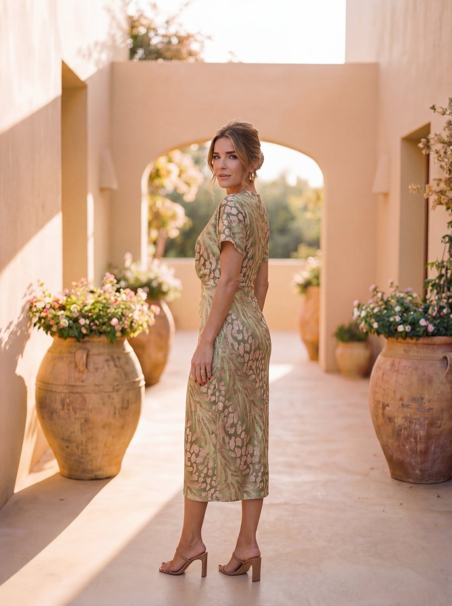 Midi-Kleid mit slimming Effekt, zentralem Knoten und fließendem Fall