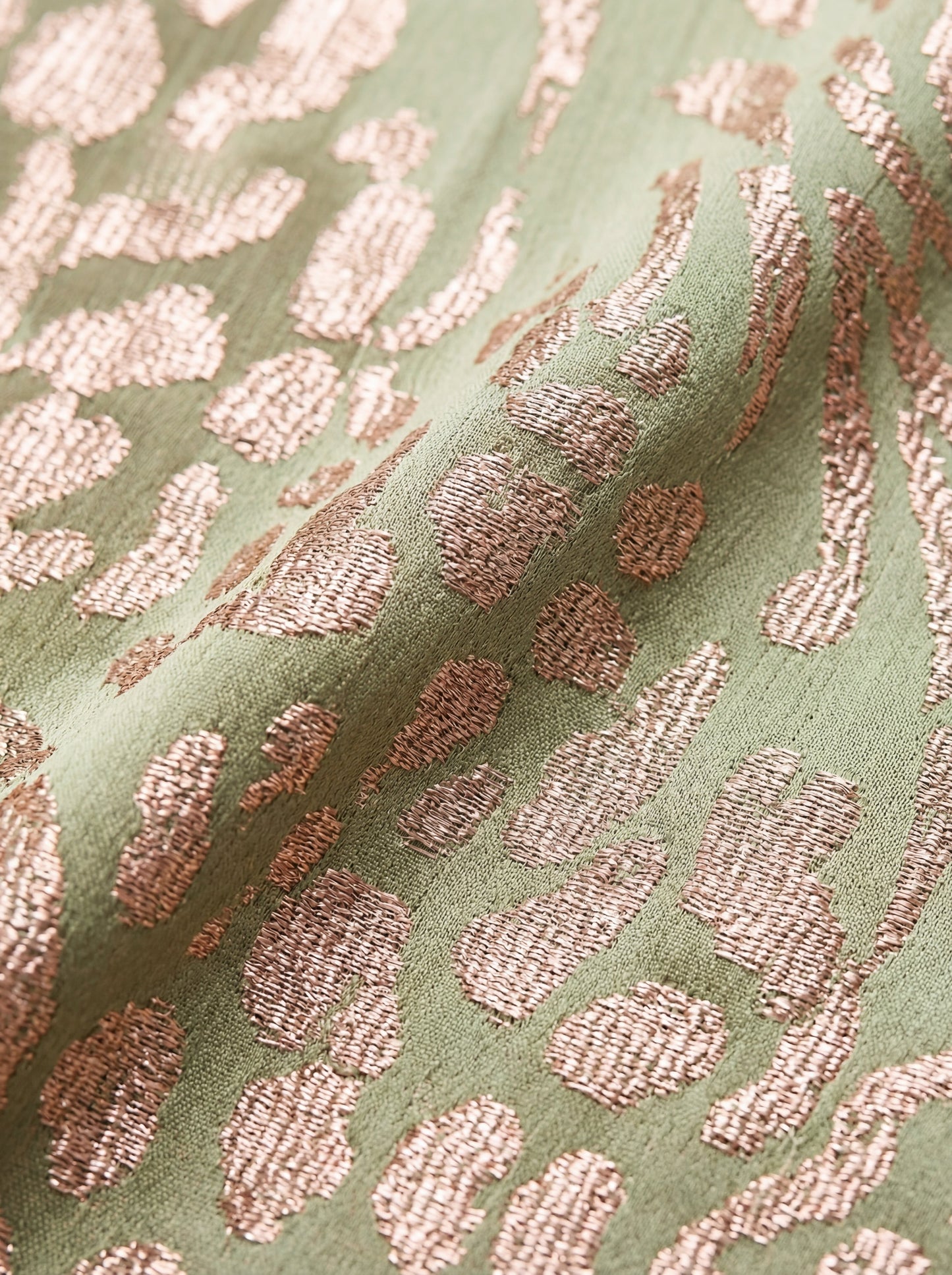 Midi-Kleid mit slimming Effekt, zentralem Knoten und fließendem Fall