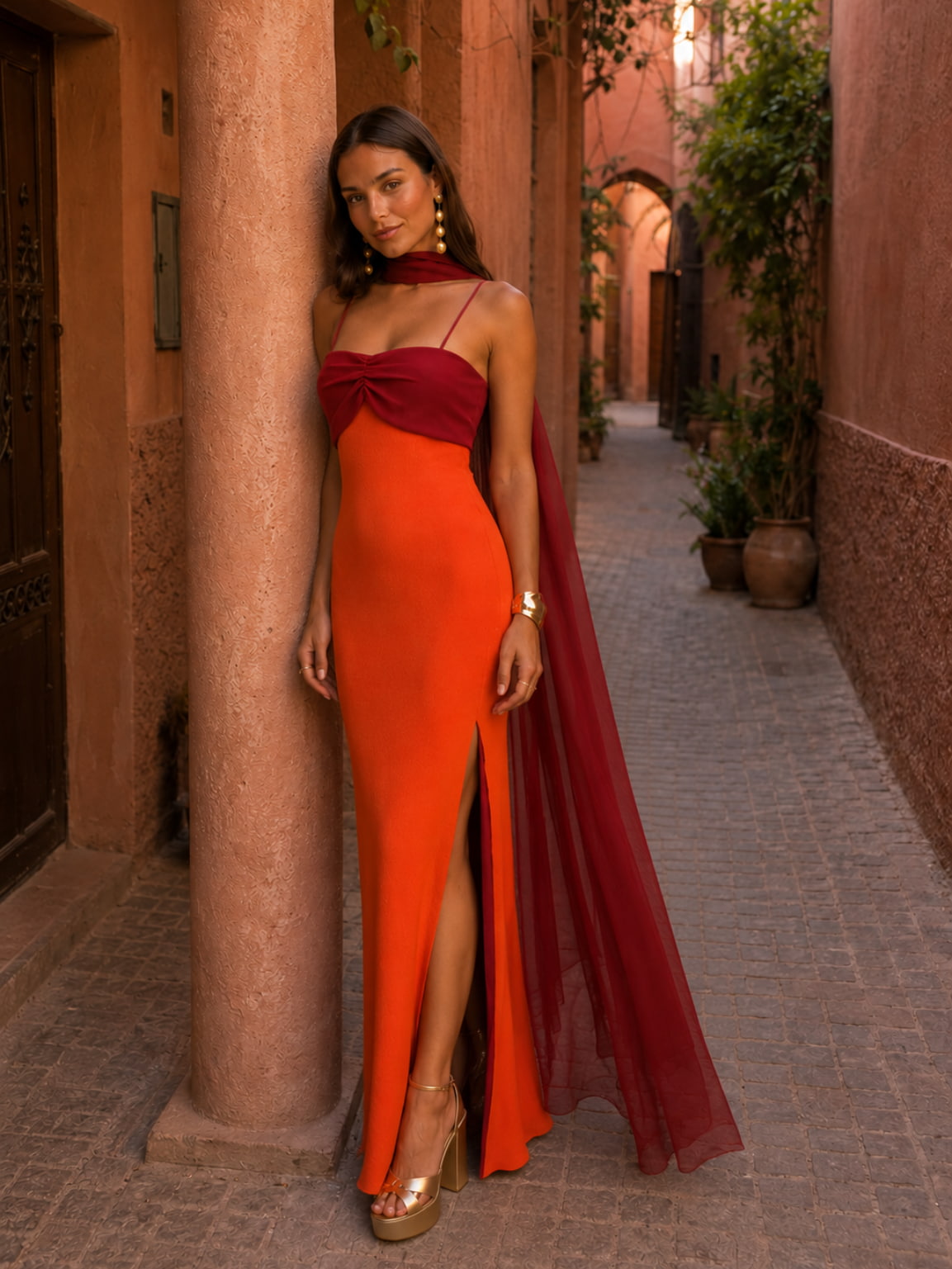 Zweifarbiges, drapiertes langes Kleid