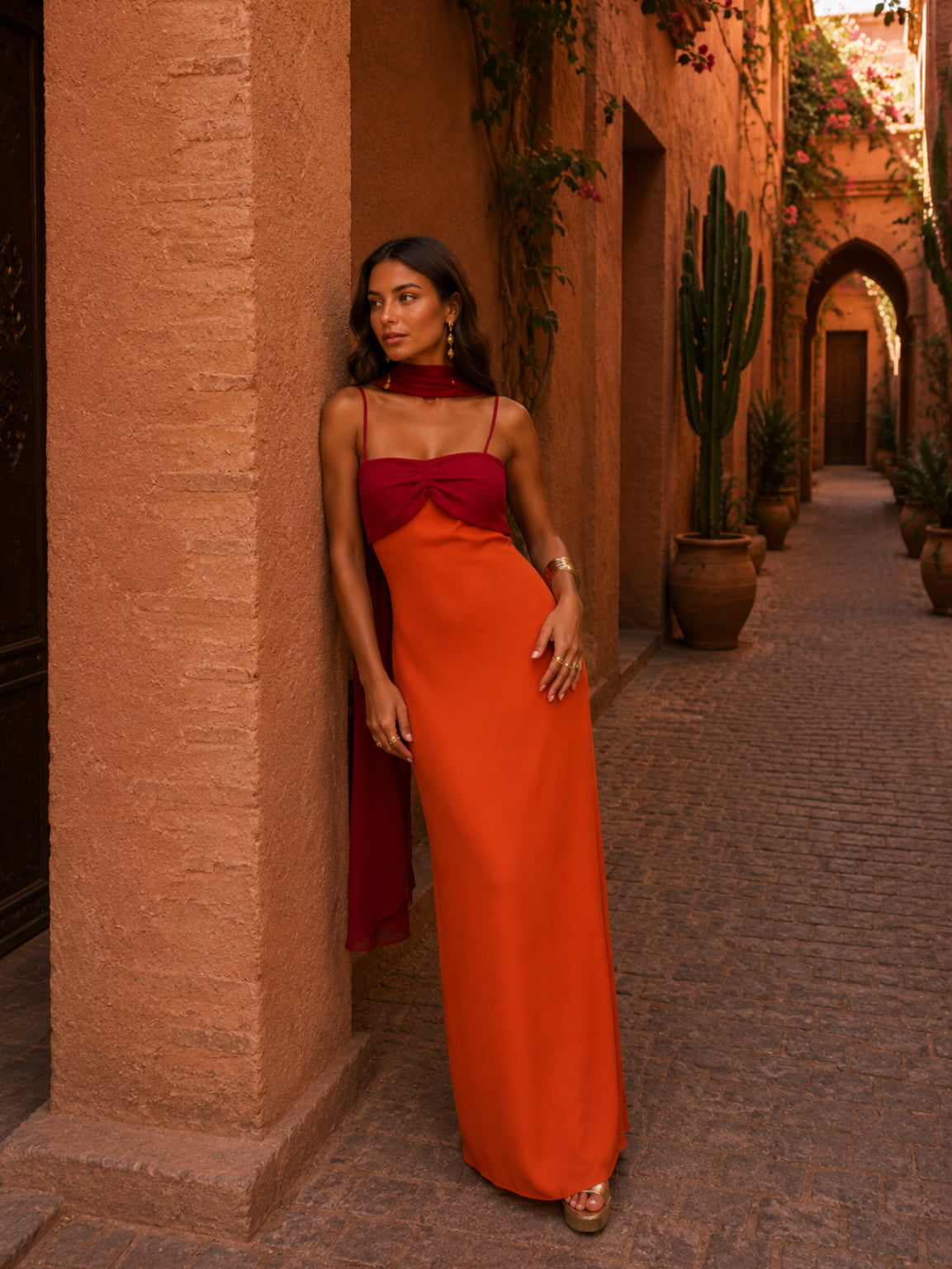 Zweifarbiges, drapiertes langes Kleid