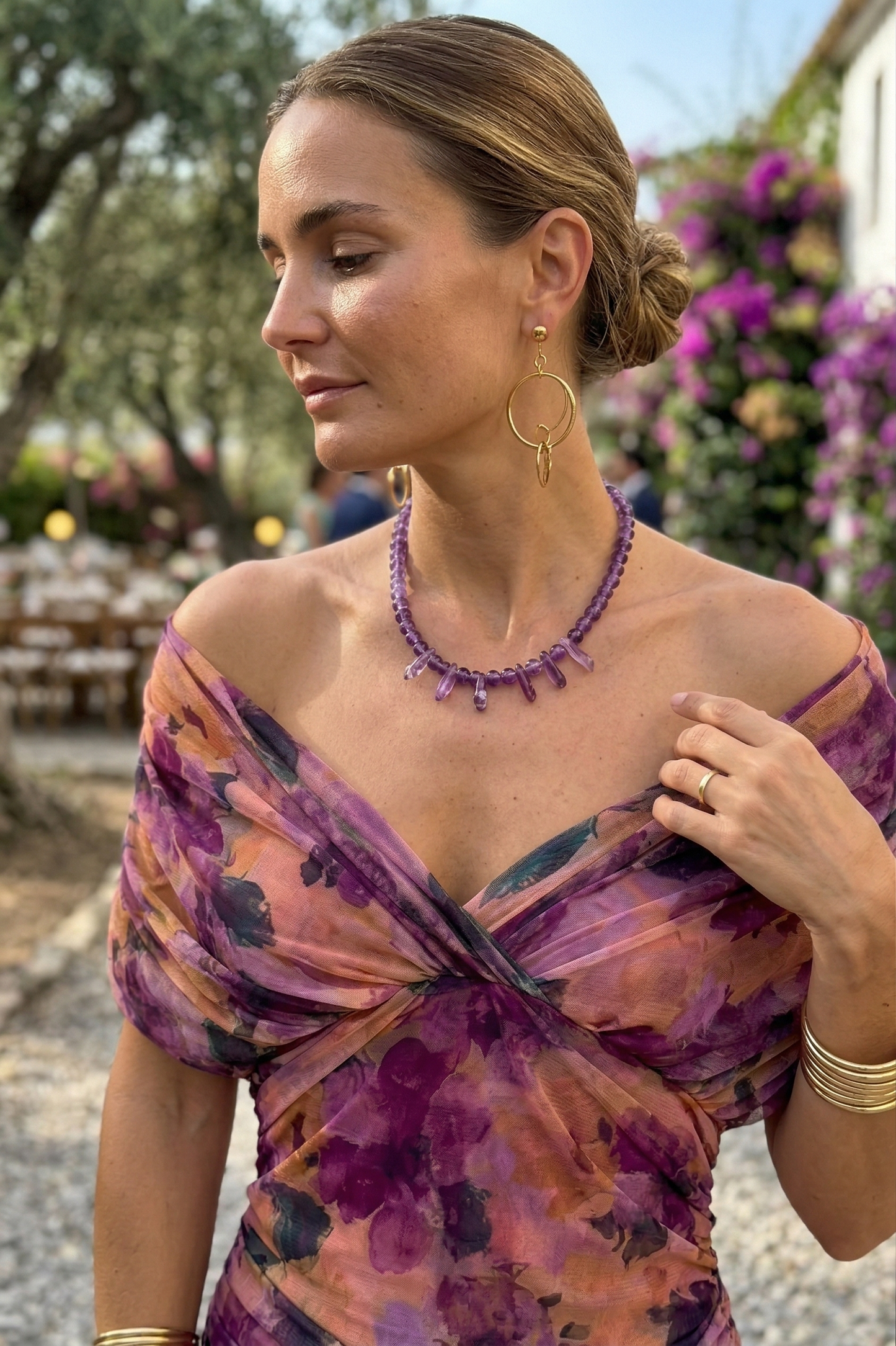 Langes Kleid mit V-Ausschnitt