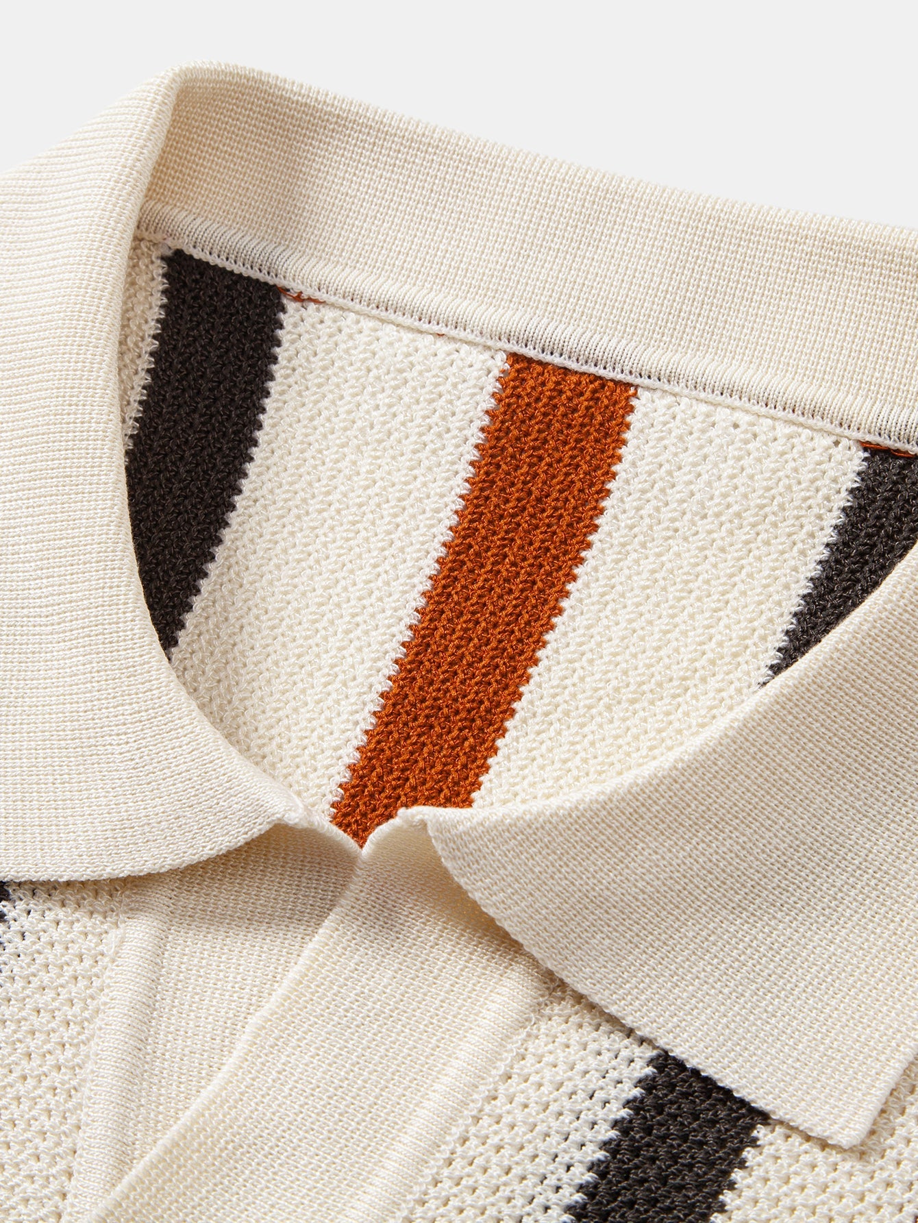 Gestreiftes Strick-Poloshirt mit Johnny-Kragen & gerade geschnittene Leinenhose