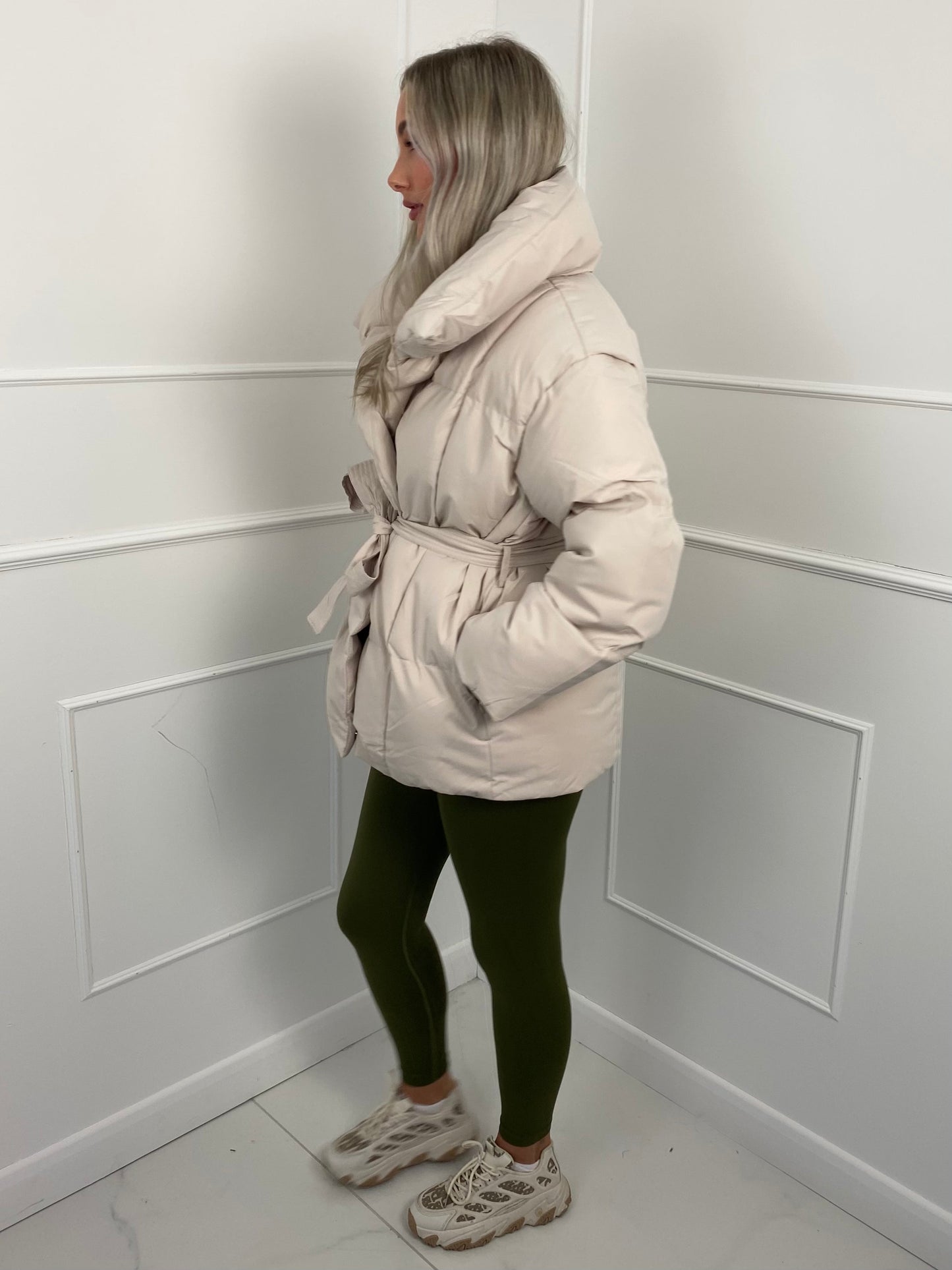 Elina™ | Veste courte matelassée avec ceinture à la taille