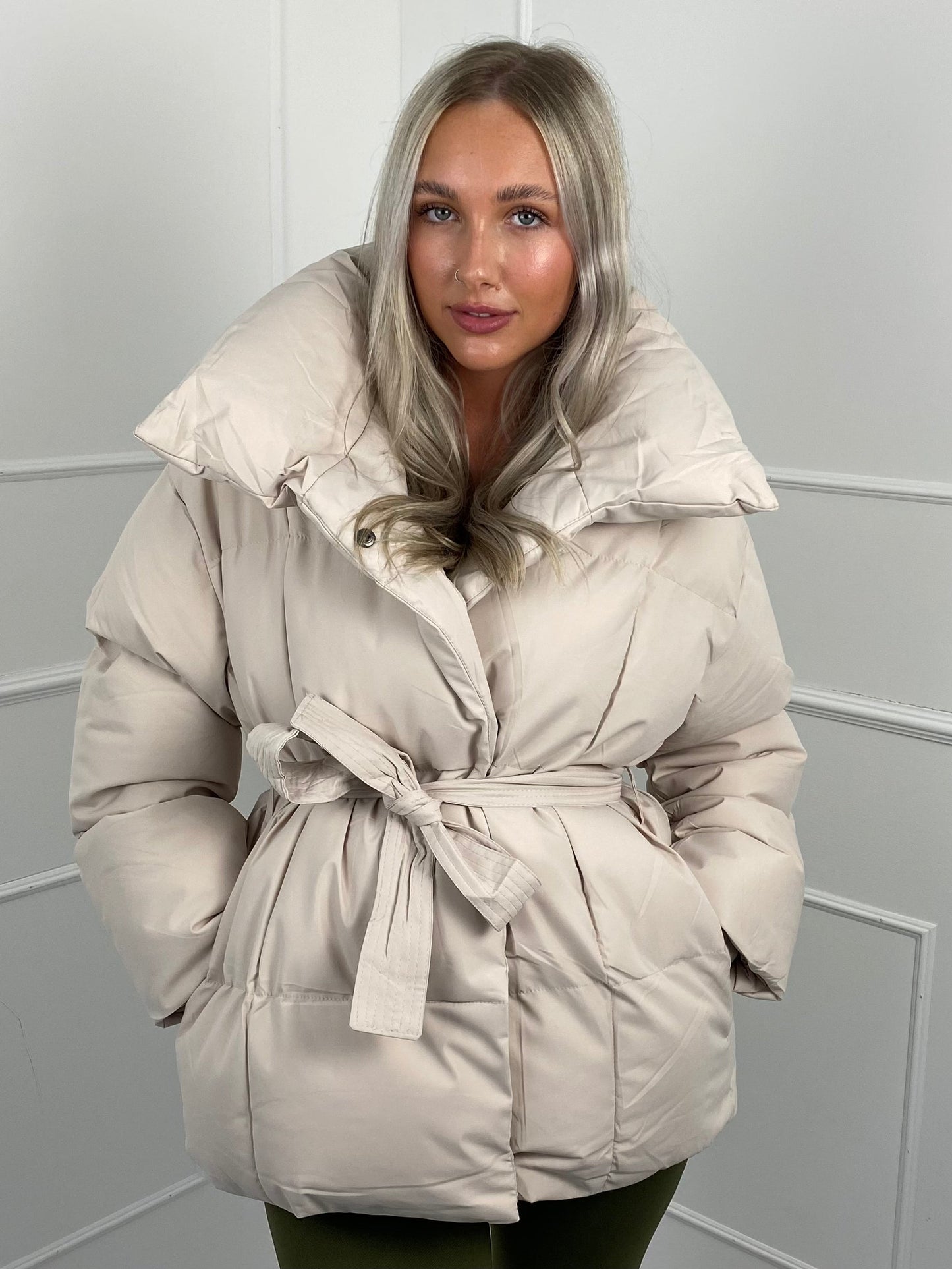 Elina™ | Veste courte matelassée avec ceinture à la taille