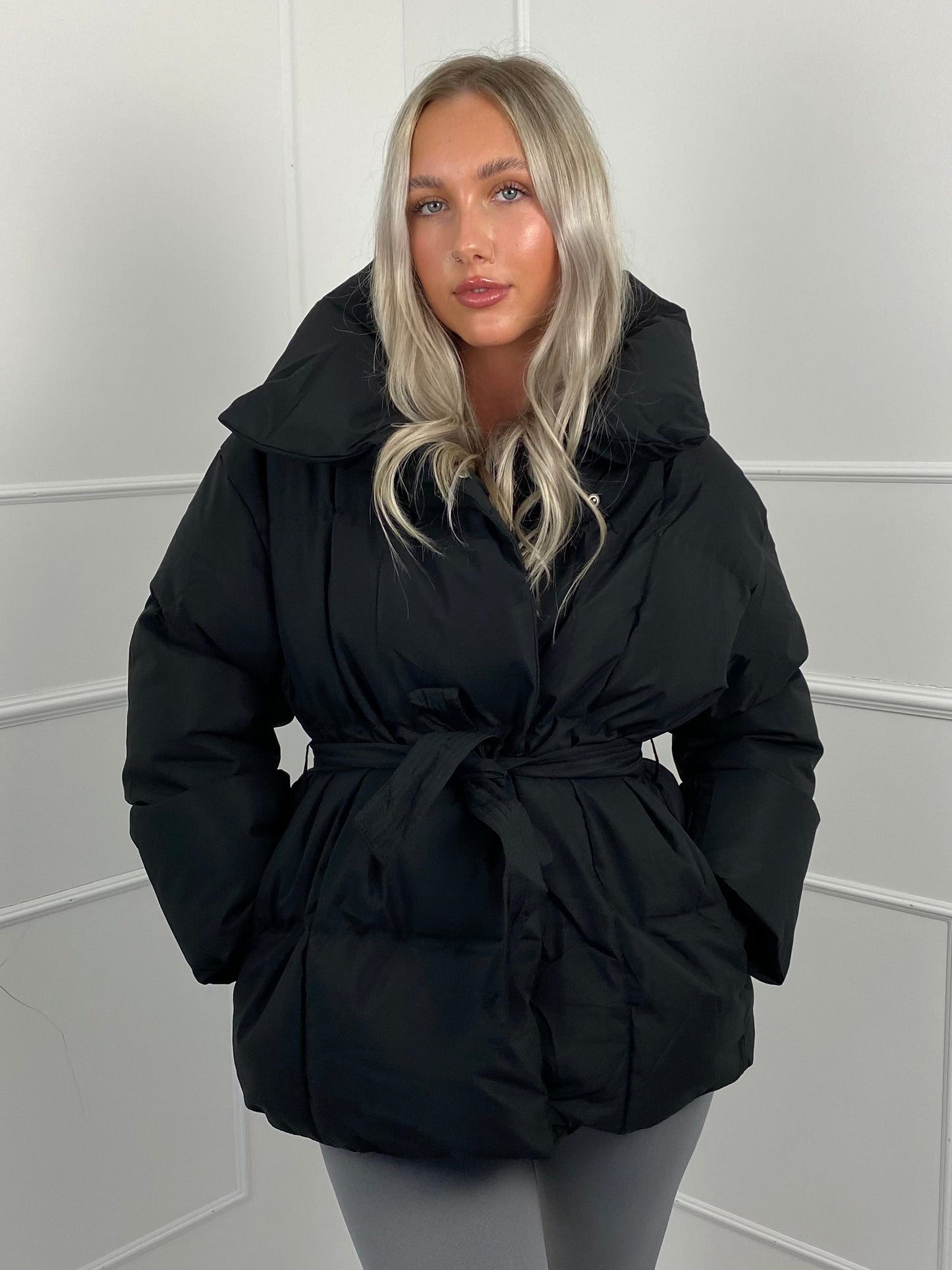 Elina™ | Veste courte matelassée avec ceinture à la taille
