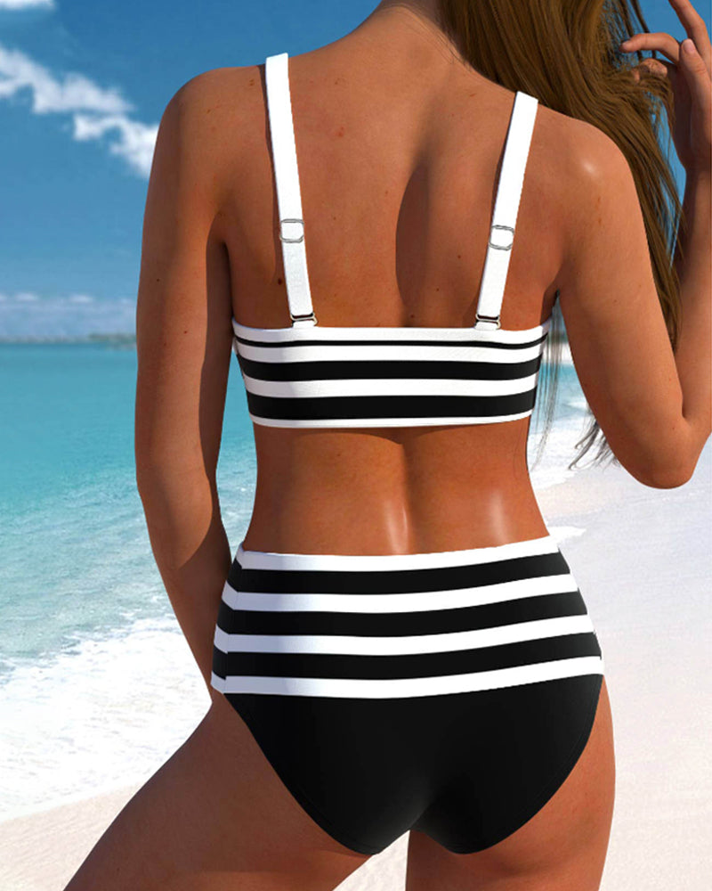 Hochtaillierte gestreifte Bikinis