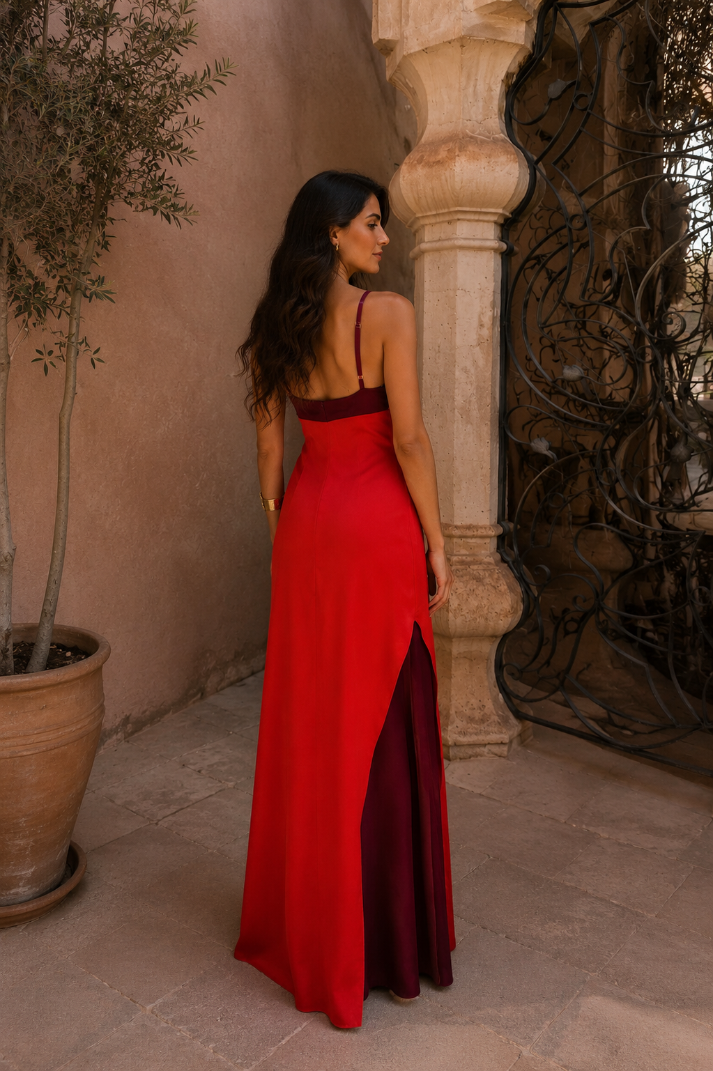 Langes Neckholderkleid mit Schlitz