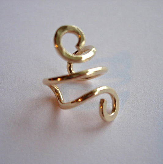 Goldene Ohr-Cuffs für elegante Akzente