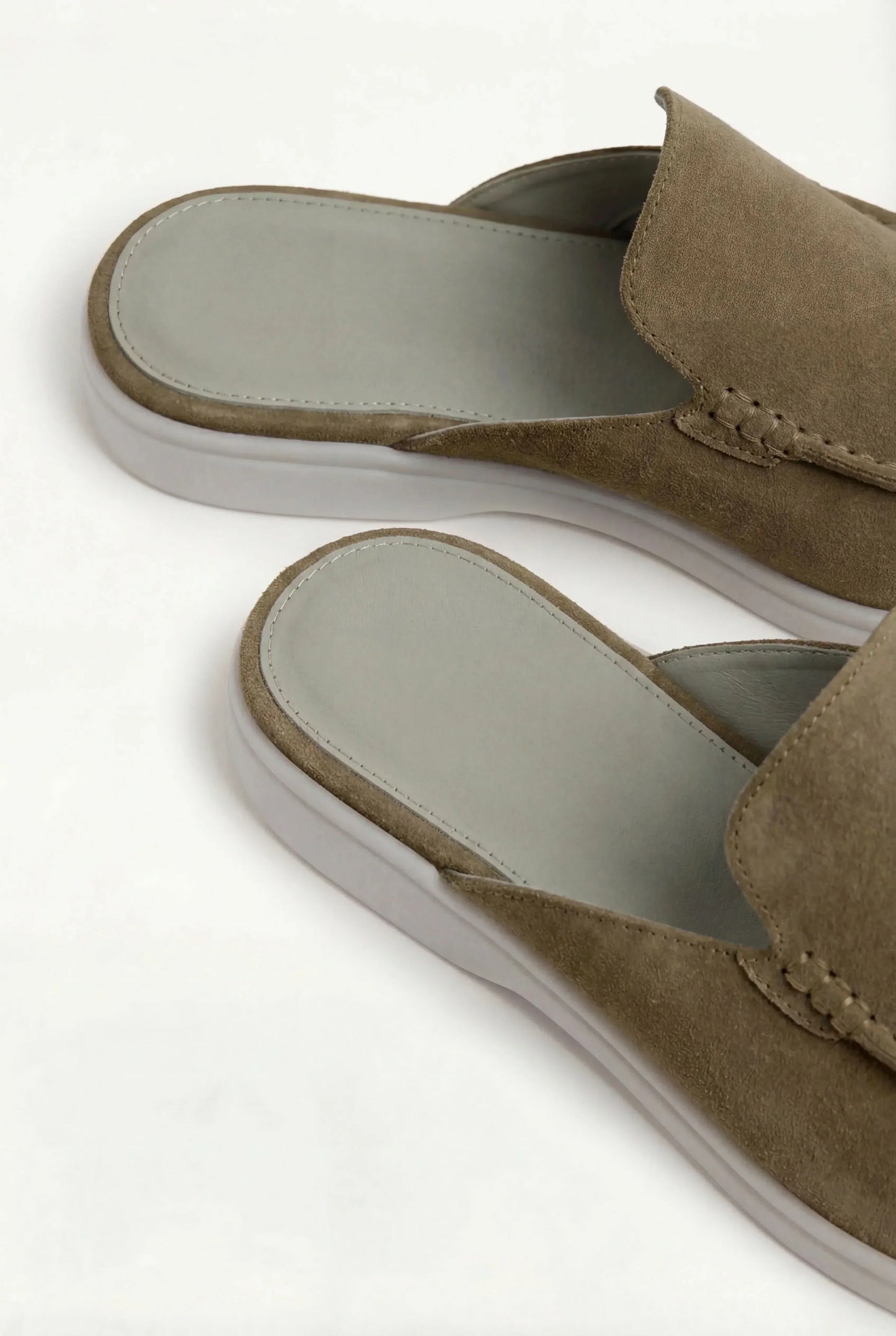 Olivfarbener Wildleder Yacht Mule