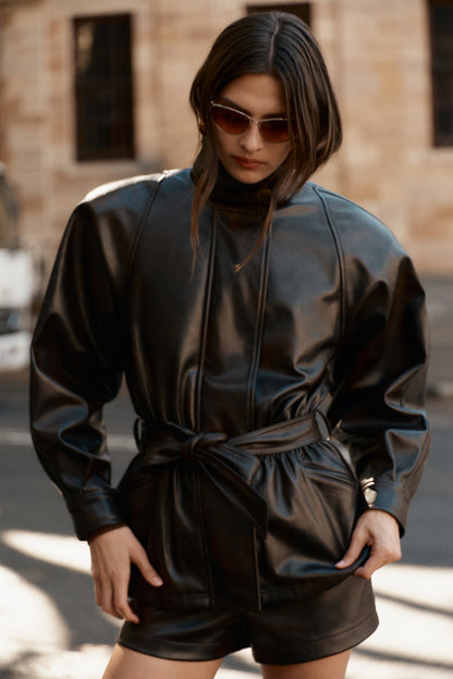 Adaline Kunstleder Jacke mit Taillenzug - Dunkelschokolade